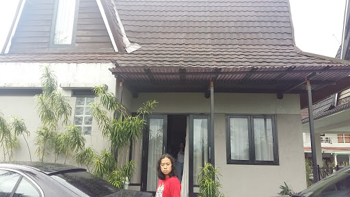 felia theodora tambunan girl in front of villa